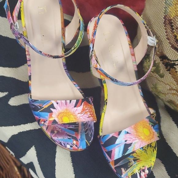 Nicole Miller floral platforms - Picture 2 of 9